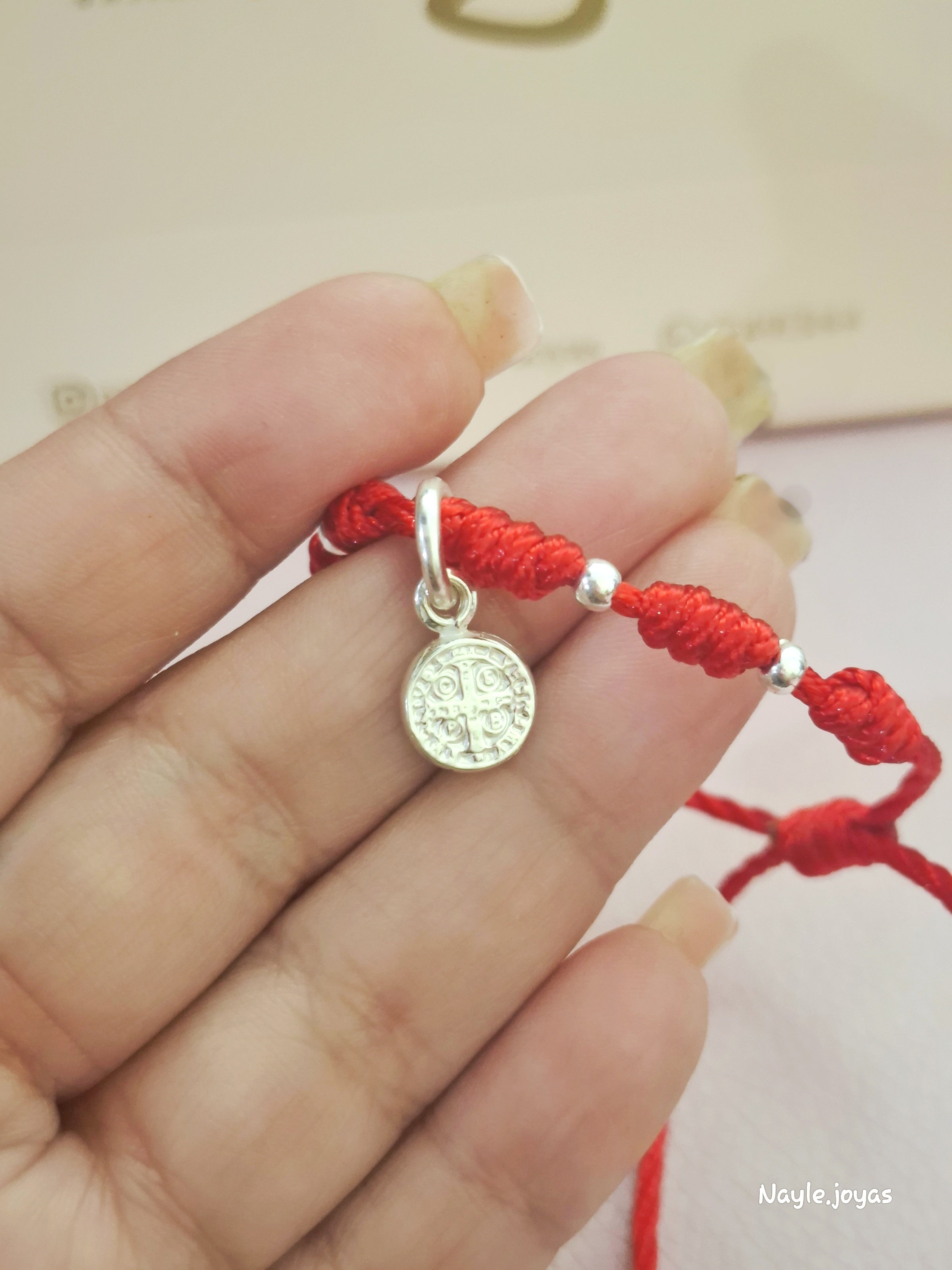 Pulsera 7 nudos roja con San Benito